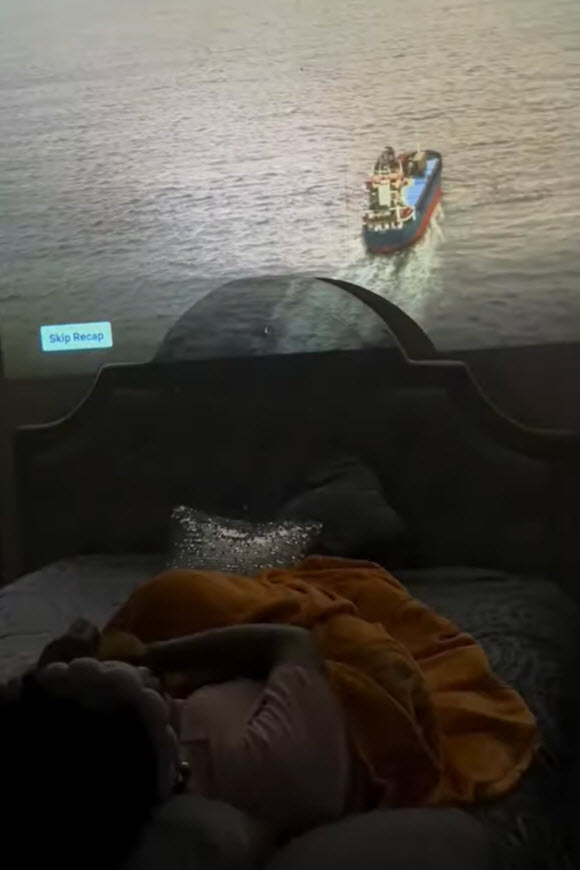 Proiezione sul soffitto in camera da letto con streaming Netflix