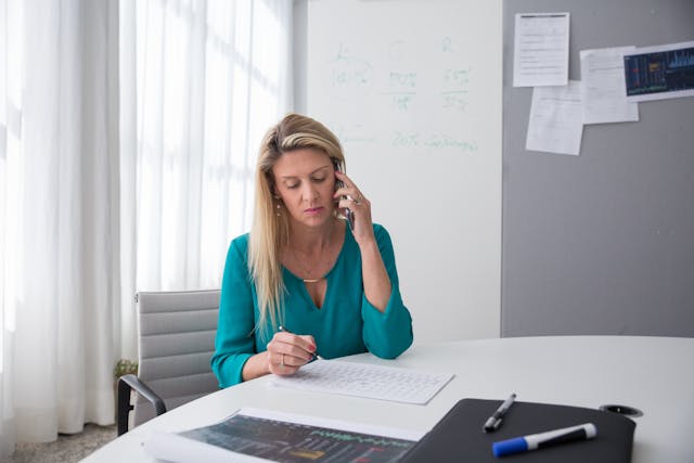 Persona durante una telefonata importante di lavoro